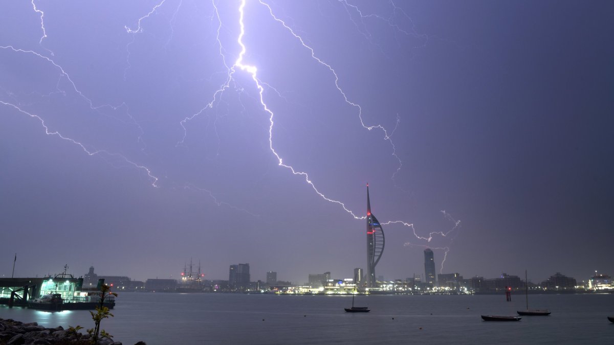 Met Office issues warnings as UK faces three days of
thunderstorms and rain